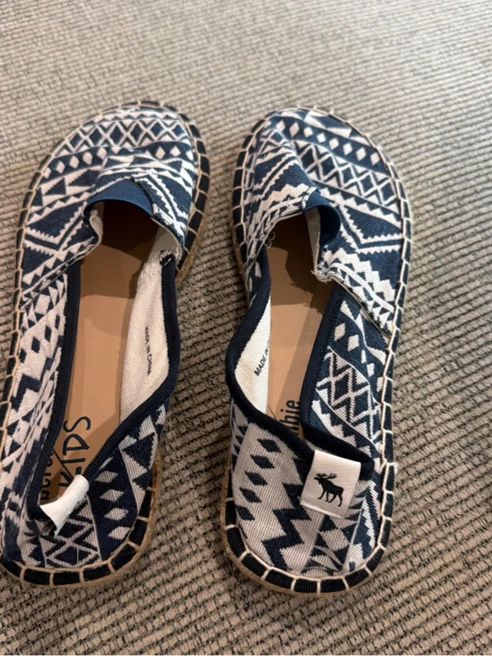 NWOT abercrombie kids Navy and White Aztec Slip-On Moccasins